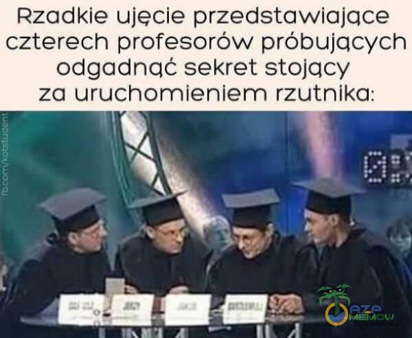 Rzadkie ujecie przedstawiajace czterech profesorów próbujących odgodnqć sekret stojacy zo uruchomieniem rzutniko: