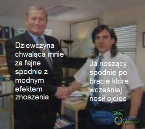 Dziew a chwaląca nie za fajne spodnie z modnym efektem • znoszenia łaszący s odnie po bracie które ześniej nosił_pjęțec