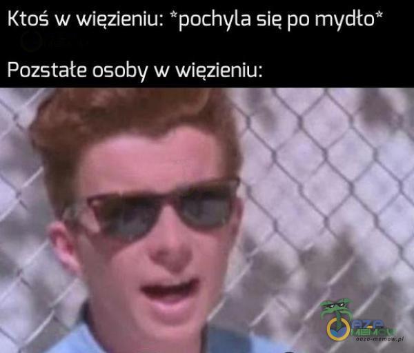 Ktoś w więzieniu: pochyla się po mydto* |cr=jC CoA ACZ A